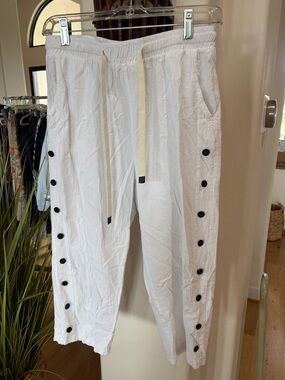 Women’s White Button-Trim Capris with Drawstring Waist